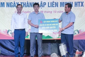Lãnh đạo huyện Cẩm Xuyên tặng hoa chúc mừng Hội Doanh nghiệp huyện Cẩm Xuyên nhân dịp 13/10