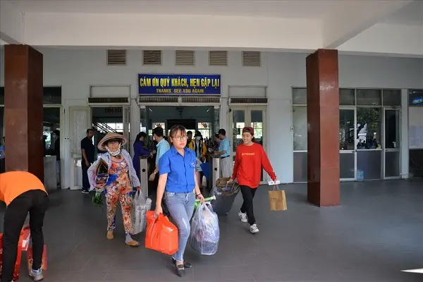 Nhiều người chọn tàu hoả là phượng tiện di chuyển cho dịp tết dương sắp tới